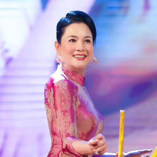 NSND Thu Quế được yêu mến bởi gương mặt dịu dàng, toát lên nét đẹp của người con gái Hà thành cùng diễn xuất chân thật duyên dáng. Nhờ vậy, chị được các đạo diễn ưu ái và đảm nhận vai chính trong nhiều bộ phim.