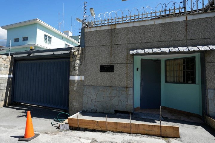 AP: Nga sơ tán gia đình các nhà ngoại giao khỏi Venezuela - 1