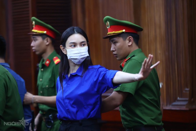 Hoa hậu Thùy Tiên trong phiên tòa sơ thẩm hôm 19/11, cô lĩnh án 2 năm tù vì tội Lừa dối khách hàng. Trước khi rời tòa, cô vẫy tay chào mẹ.