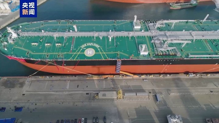 Trung Quốc ra mắt tàu chở dầu siêu lớn thông minh chạy bằng methanol.