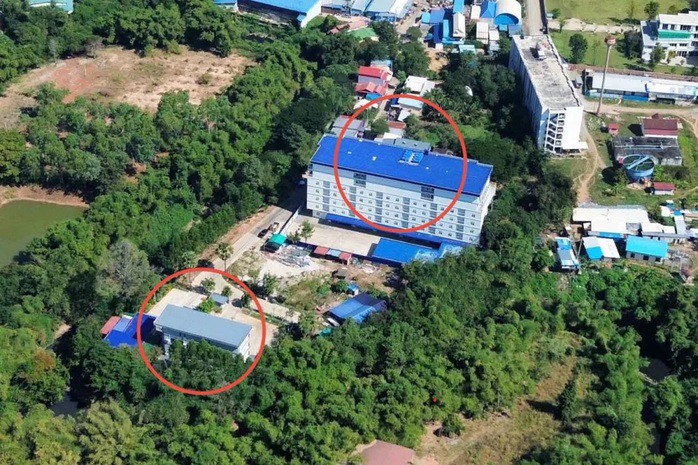 Hai tòa nhà tại Poipet trước thời điểm bị tấn công vào ngày 22-12. Ảnh: Quân khu 1