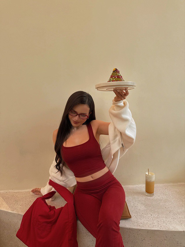 Gam đỏ rực rỡ năng động nhưng vẫn quyến rũ – phong cách thời trang được nữ ca sĩ ưa chuộng gần đây.