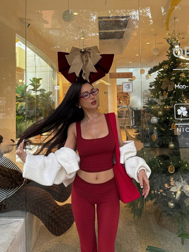 Sĩ Thanh cuốn hút trong set đồ bó sát, phô diễn đường cong “đồng hồ cát” tự tin giữa mùa lễ hội.