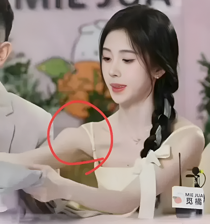 Một số tin đồn nói Cúc Tịnh Y trải qua phẫu thuật nâng vai. Kết quả là, dù đẹp hơn trước ống kính, mỗi lần cô giơ tay lên, "vai luôn có một chỗ phồng lên kỳ lạ, trông rất gượng gạo" - các khán giả bình luận trên Weibo. Một người đọc của Sohu viết: 'Bờ vai của Cúc Tịnh Y có thể đã được làm đầy bằng axit hyaluronic'.