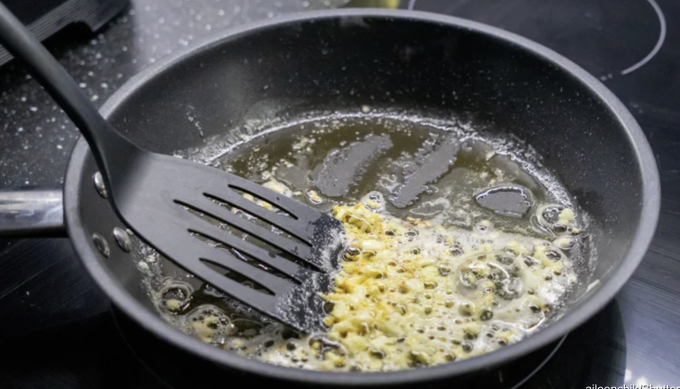 Tỏi nên bằm nhỏ cùng kích thước, khi nấu sẽ tránh bị cháy. Ảnh: Tasting Table