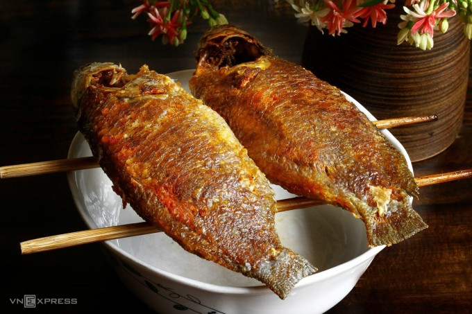 Để cá nghỉ một lúc sẽ giòn lâu hơn. Ảnh: Bùi Thủy