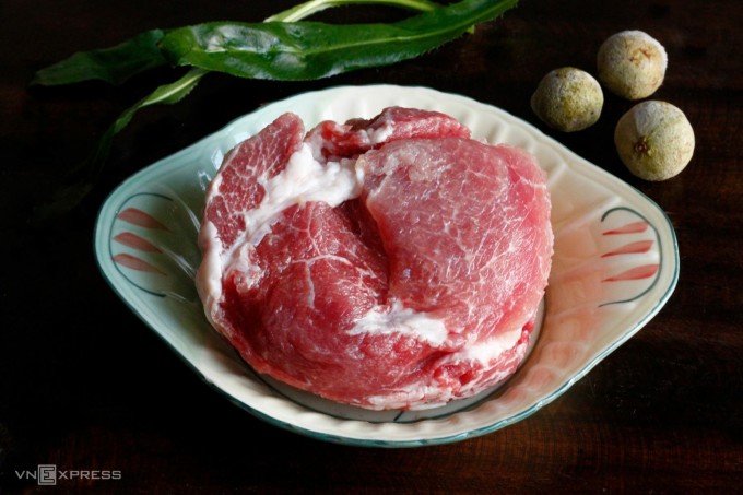 Thịt lợn rã đông. Ảnh: Bùi Thủy