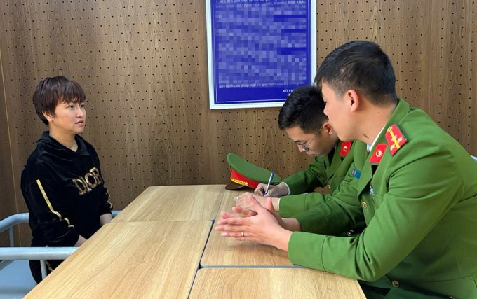 Cảnh sát lấy lời khai nghi can Nguyễn Thị Thu, 41 tuổi. Ảnh: Lam Sơn