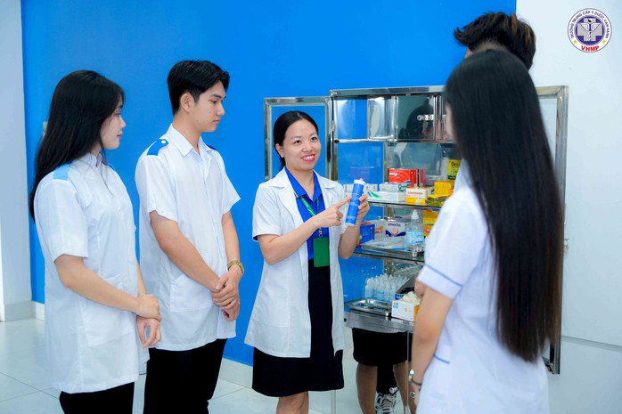 Mức lương trung vị ngành Y tế – Dược dao động từ 50–70 triệu đồng/tháng