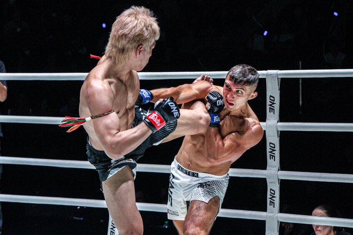 Yod-IQ Or Pimolsri tung cước trúng Alexey Balyko