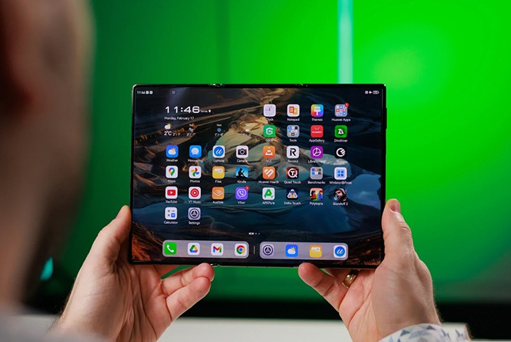 Nhưng sản phẩm không phải là mẫu smartphone gập ba đầu tiên để tạo ra sức hút cho giới đầu cơ.