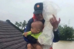 Gặp người lính bế em bé trên mái nhà giữa lũ dữ ở Đắk Lắk