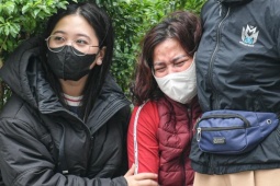 Tiểu thương khóc nức nở, nhìn tài sản bị thiêu rụi sau vụ cháy chợ Xanh ở Hà Nội