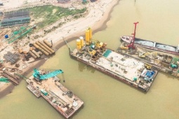 Cận cảnh công trường thi công cầu vượt sông Hồng gần 10.000 tỷ đồng