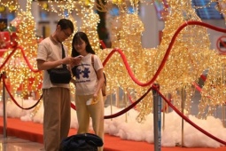 Nhà ga T3 Tân Sơn Nhất rực rỡ sắc màu lễ hội cuối năm