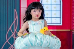 Con gái Trường Giang - Nhã Phương catwalk hút triệu lượt xem