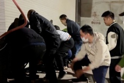 Vụ cháy chợ Xanh ở Hà Nội: Hàng chục thanh niên nhấc cửa cuốn cứu 1 gia đình