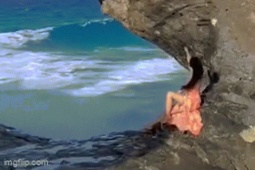 Nữ du khách bị sóng đánh văng xuống biển