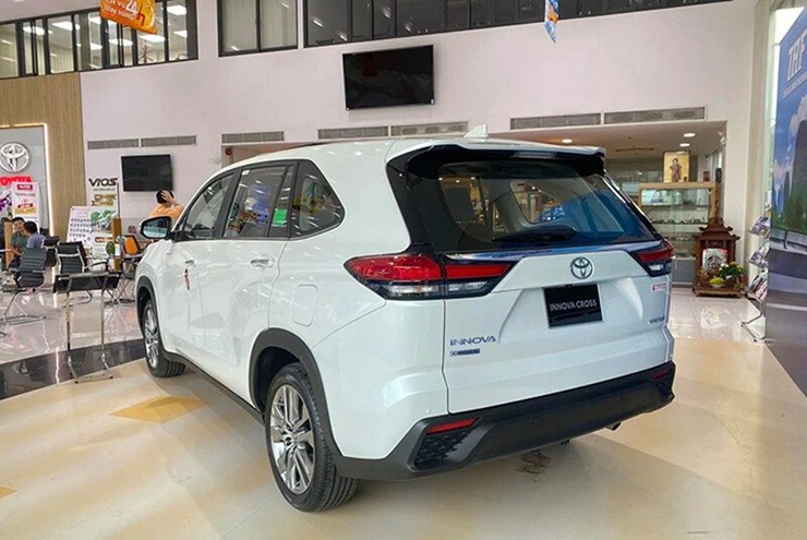 Toyota Innova Cross 2.0G.