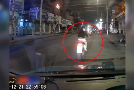 Clip: Va chạm ô tô, cô gái khiến tài xế “đứng tim” rồi bất ngờ với cách xử lý