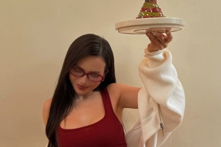 Sĩ Thanh diện đồ bó sát khoe thân hình 'đồng hồ cát' hút mắt khán giả