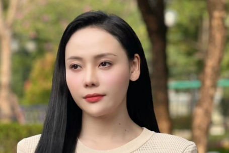 Nữ diễn viên đóng vai chủ tịch, 'người tình' màn ảnh của NSND Trung Anh gây sốt