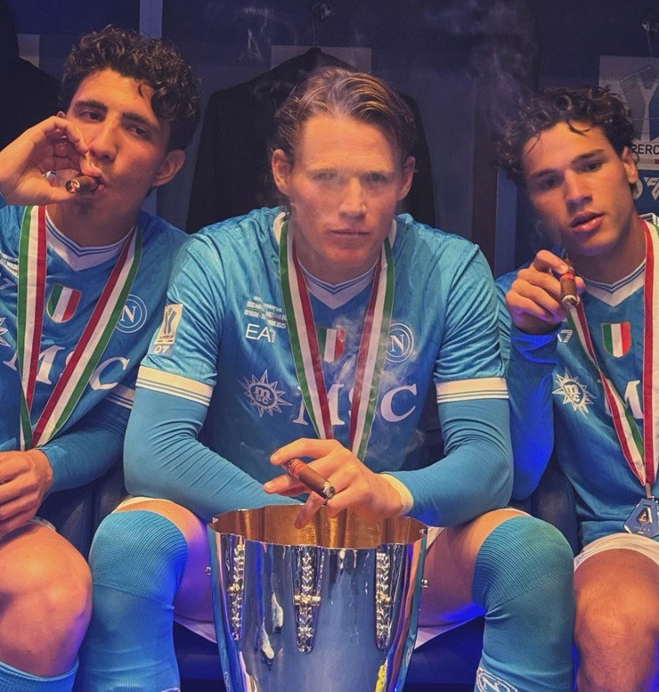 McTominay ăn mừng đầy ngạo nghễ khi châm xì gà trong phòng thay đồ