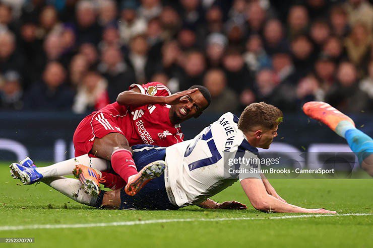 Chấn thương có thể sẽ khiến Isak phải ngồi ngoài vài tháng