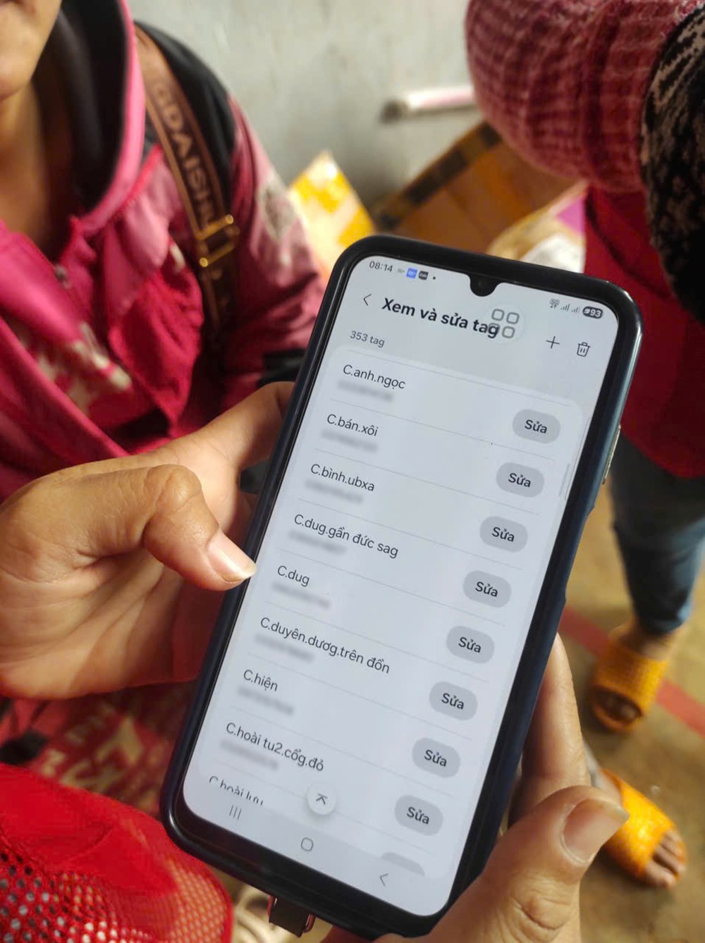 Tại Chư Prông, các shipper thường lưu lại tên, số điện thoại cùng đặc điểm nhận dạng của khách hàng để việc giao hàng diễn ra nhanh chóng và chính xác hơn.