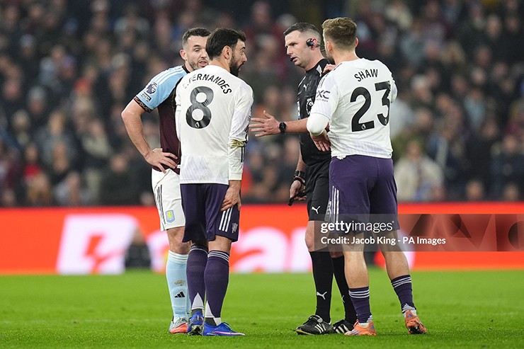 Bruno Fernandes dính chấn thương trong hiệp một trận thua Aston Villa