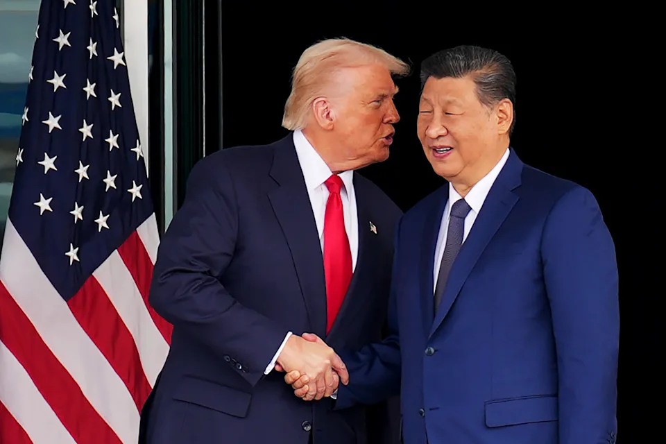 Tổng thống Donald Trump và Chủ tịch Trung Quốc Tập Cận Bình bắt tay sau cuộc gặp song phương tại căn cứ không quân Gimhae ở Busan, Hàn Quốc vào ngày 30/10. 