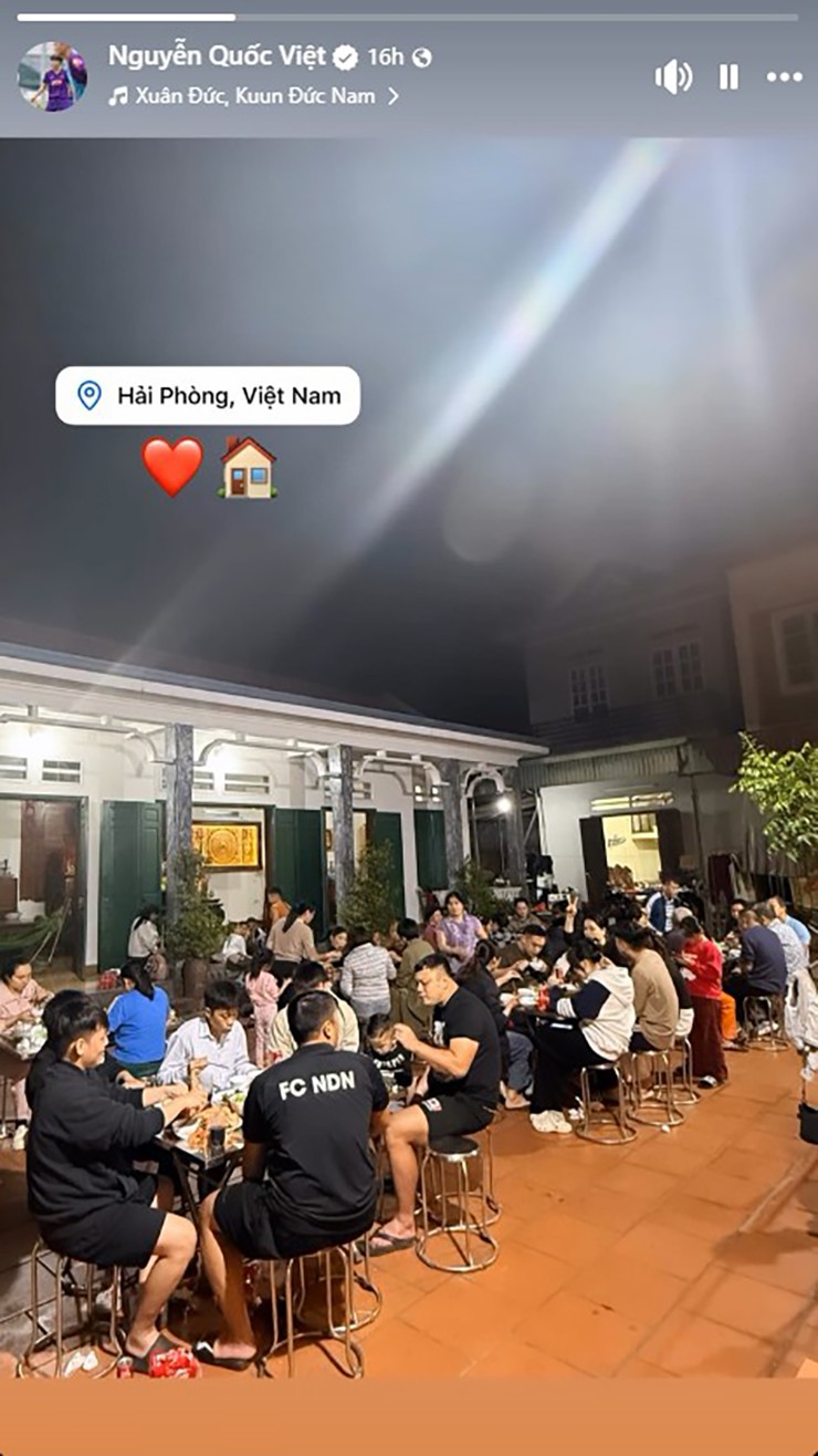 Tiền đạo Nguyễn Quốc Việt quây quần bên gia đình sau khi giành HCV SEA Games 33.