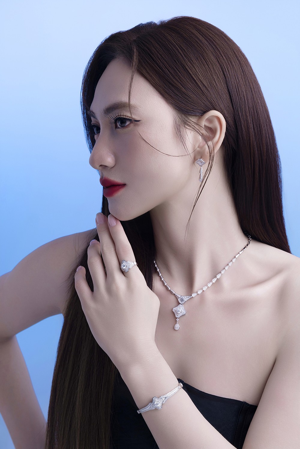 Phương Anh Đào: Nhan sắc chín muồi ‘gấp đôi visual’ với trang sức kim cương PNJ - 2