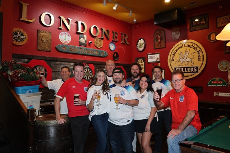 Những quán rượu đã được mở thêm để chuẩn bị chào đón người hâm mộ bóng đá