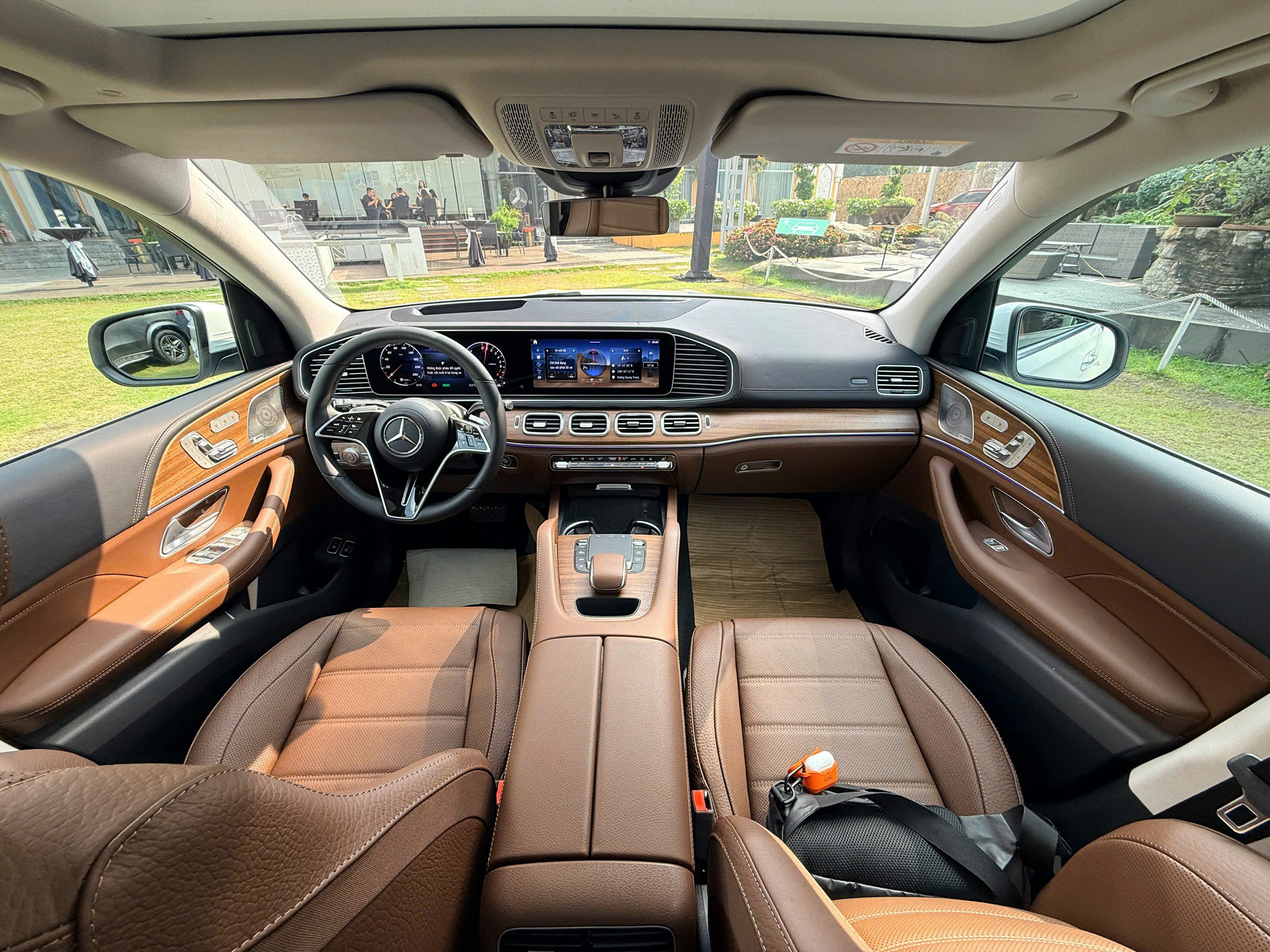 Hệ thống thông tin giải trí MBUX thế hệ mới với cặp màn hình 12,3-inch.