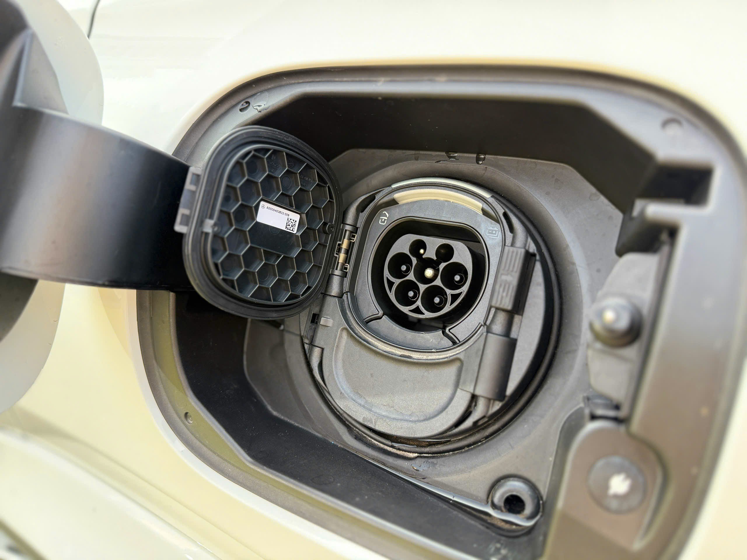 Thời gian sạc đầy pin GLE 400 e 4MATIC với bộ sạc AC 11kW tại nhà mất khoảng 2,75 giờ.