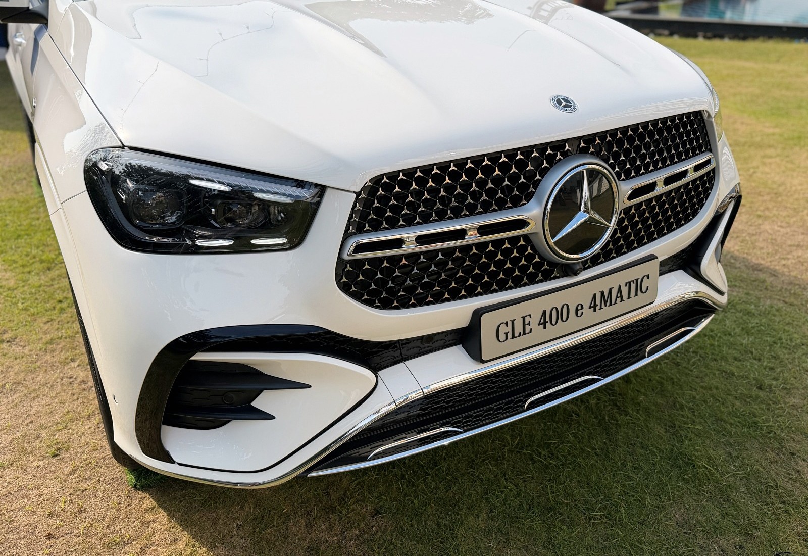 Lưới tản nhiệt thiết kế mới với họa tiết ngôi sao ba cánh.