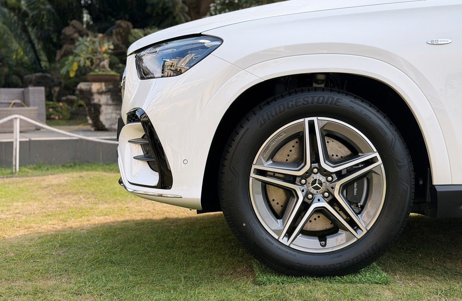 Bộ mâm AMG có kích thước 20-inch đi kèm thiết kế 5 chấu kép.