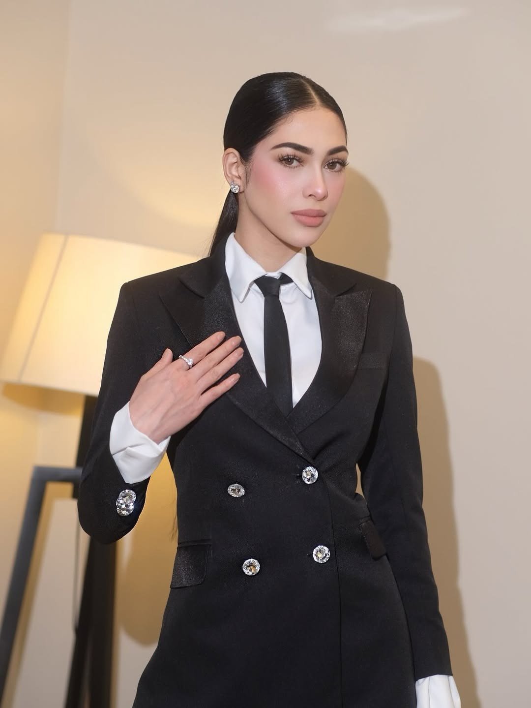 Năm 2025, sau khi vào top 6 Hoa hậu Hoàn vũ Philippines, Chelsea Fernandez được bổ nhiệm trở thành Miss Cosmo Philippines và đại diện quốc gia ở sân chơi quốc tế. Tại cuộc thi Miss Cosmo 2025, người đẹp thể hiện sự đầu tư chỉn chu và tinh thần thi đấu nhiệt huyết.