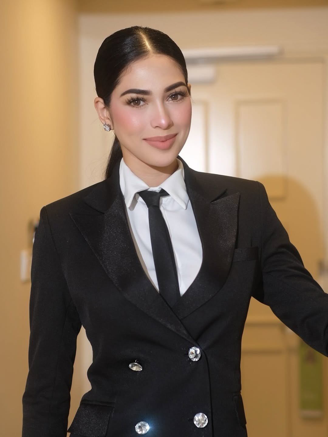 Năm 2025, sau khi vào top 6 Hoa hậu Hoàn vũ Philippines, Chelsea Fernandez được bổ nhiệm trở thành Miss Cosmo Philippines và đại diện quốc gia ở sân chơi quốc tế. Tại cuộc thi Miss Cosmo 2025, người đẹp thể hiện sự đầu tư chỉn chu và tinh thần thi đấu nhiệt huyết.