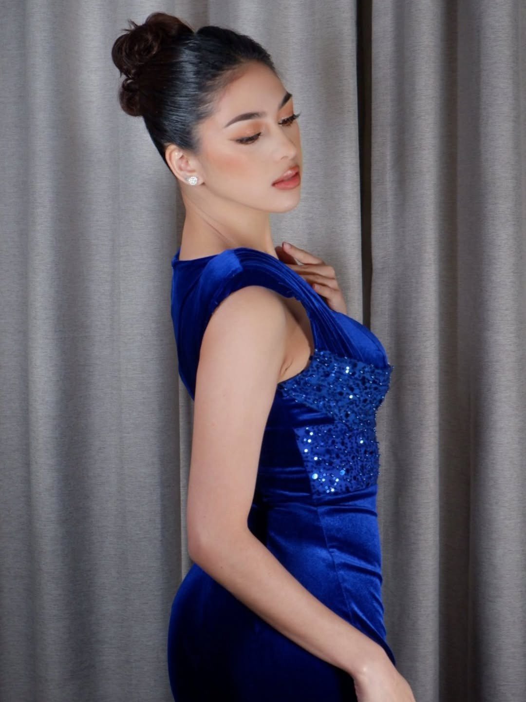 Với kinh nghiệm thi sắc đẹp ấn tượng, Chelsea được nhận xét có bản lĩnh sân khấu, kỹ năng ứng xử, giao tiếp chuyên nghiệp. Trong chung kết, Chelsea Fernandez được giám khảo Olivia Yace hỏi về định kiến cản trở sự tiến bộ của phụ nữ. Chelsea khẳng định: "Nếu là Miss Cosmo - người thắp lên sự thay đổi, tôi muốn trao quyền cho mọi phụ nữ tham gia vào các hoạt động để làm phong phú kỹ năng của bạn", Chelsea chia sẻ.