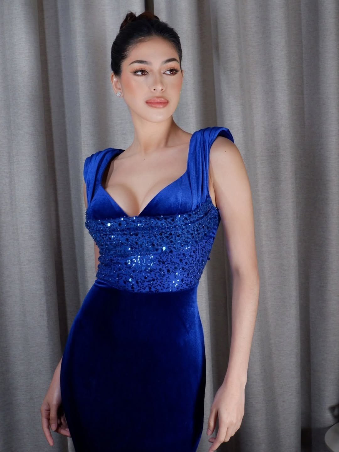 Với kinh nghiệm thi sắc đẹp ấn tượng, Chelsea được nhận xét có bản lĩnh sân khấu, kỹ năng ứng xử, giao tiếp chuyên nghiệp. Trong chung kết, Chelsea Fernandez được giám khảo Olivia Yace hỏi về định kiến cản trở sự tiến bộ của phụ nữ. Chelsea khẳng định: "Nếu là Miss Cosmo - người thắp lên sự thay đổi, tôi muốn trao quyền cho mọi phụ nữ tham gia vào các hoạt động để làm phong phú kỹ năng của bạn", Chelsea chia sẻ.