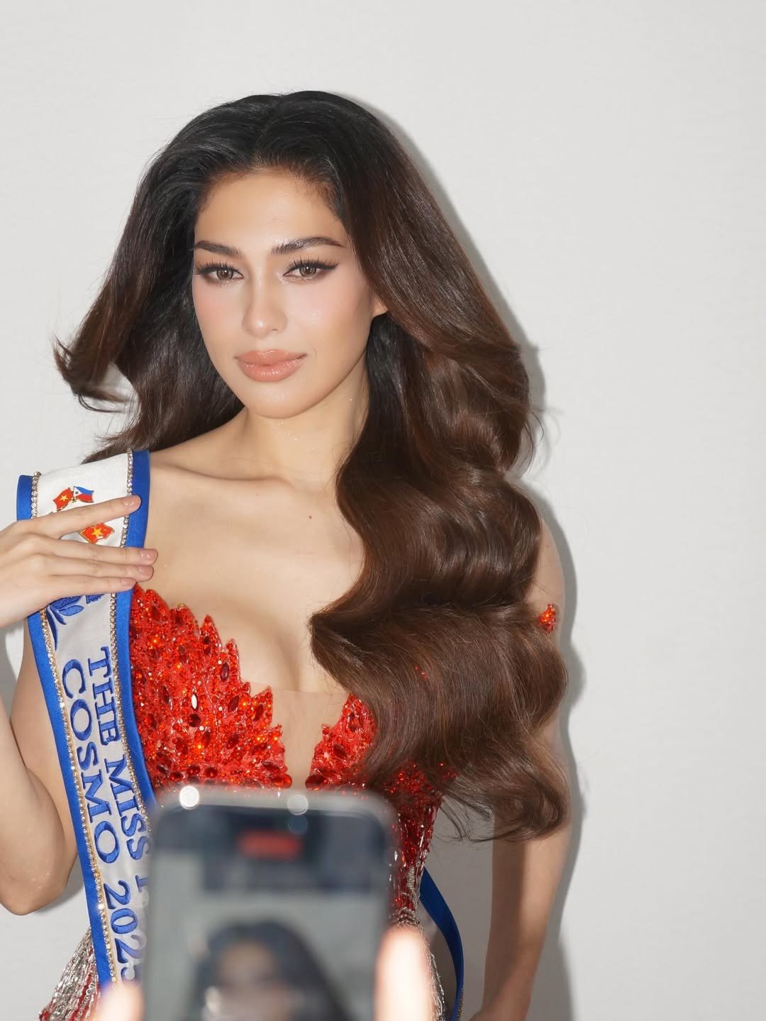 Trước những tin đồn, Chelsea Fernandez đã có những phản hồi về vị trí á hậu trong buổi họp báo sau đăng quang tổ chức ở TPHCM hôm 21/11. Cô nói: "Tôi sẽ làm việc hết khả năng trong một năm ở đây. Tôi sẵn sàng cho tất cả nhiệm vụ của á hậu Miss Cosmo". Đồng thời, Chelsea cũng cập nhật danh hiệu Á hậu Miss Cosmo 2025 trên trang Instagram có hơn 200.000 người theo dõi.