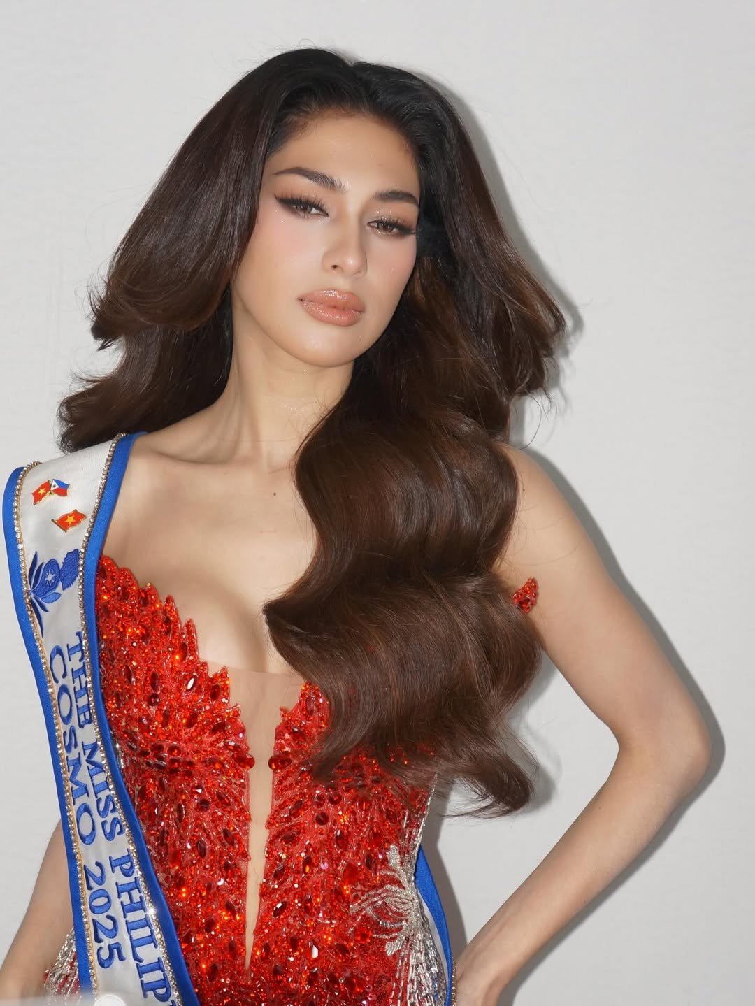 Trước những tin đồn, Chelsea Fernandez đã có những phản hồi về vị trí á hậu trong buổi họp báo sau đăng quang tổ chức ở TPHCM hôm 21/11. Cô nói: "Tôi sẽ làm việc hết khả năng trong một năm ở đây. Tôi sẵn sàng cho tất cả nhiệm vụ của á hậu Miss Cosmo". Đồng thời, Chelsea cũng cập nhật danh hiệu Á hậu Miss Cosmo 2025 trên trang Instagram có hơn 200.000 người theo dõi.