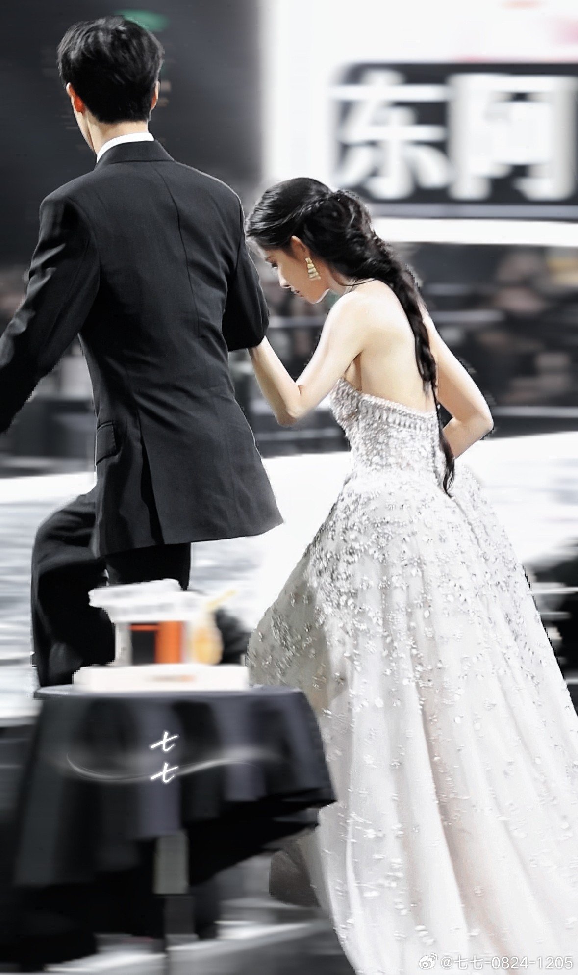 Cú ngã của Mạnh Tử Nghĩa được chụp ở nhiều góc khác nhau và khiến khán giả trầm trồ nhờ sự thanh lịch của nữ diễn viên.