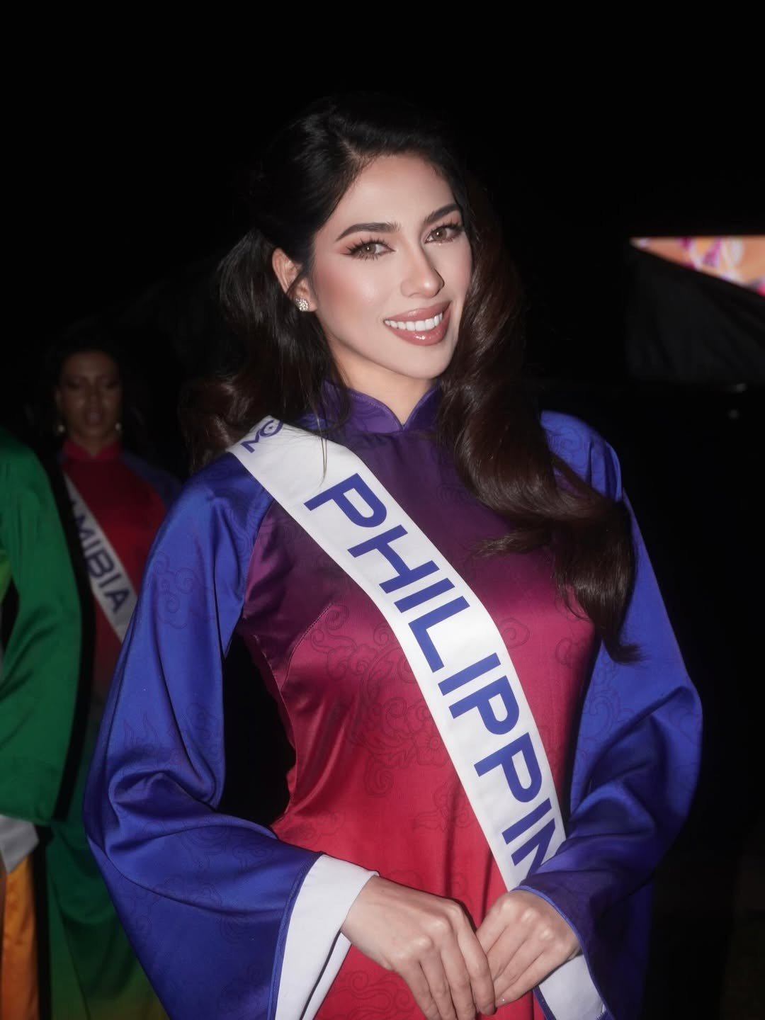 Chelsea Fernandez 26 tuổi, tốt nghiệp cử nhân ngành truyền thông. Cô là gương mặt quen thuộc trong giới sắc đẹp Philippines.