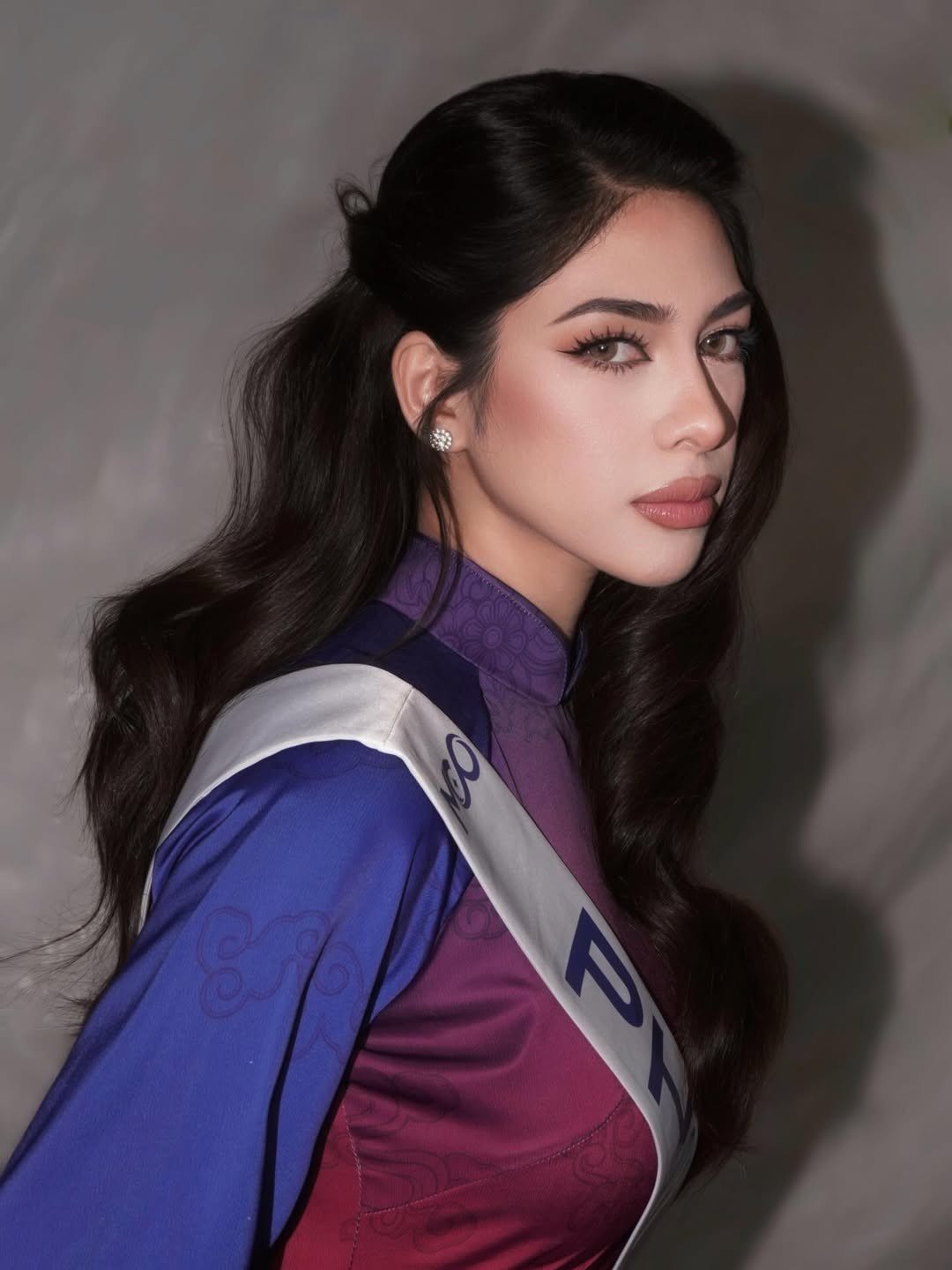 Chelsea Fernandez 26 tuổi, tốt nghiệp cử nhân ngành truyền thông. Cô là gương mặt quen thuộc trong giới sắc đẹp Philippines.