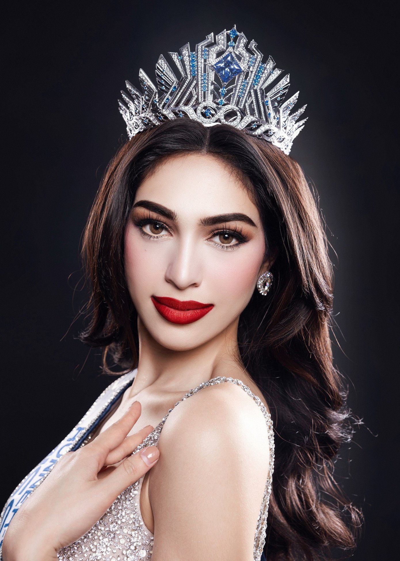 Trong chung kết Miss Cosmo 2025, người đẹp Philippines - Chelsea Fernandez đã giành ngôi á hậu. Ngay từ đầu mùa giải, cô được đánh giá là thí sinh nổi bật, có khả năng giành thành tích cao. Tuy nhiên, vẫn có nhiều người thể hiện sự tiếc nuối khi Chelsea Fernandez không thể đăng quang.