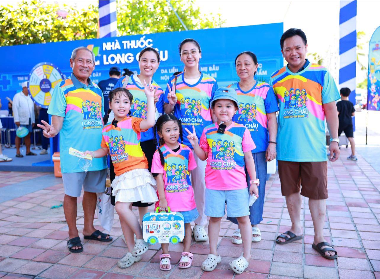 Gia đình ba thế hệ cùng tham gia ngày hội. Ảnh: Long Châu