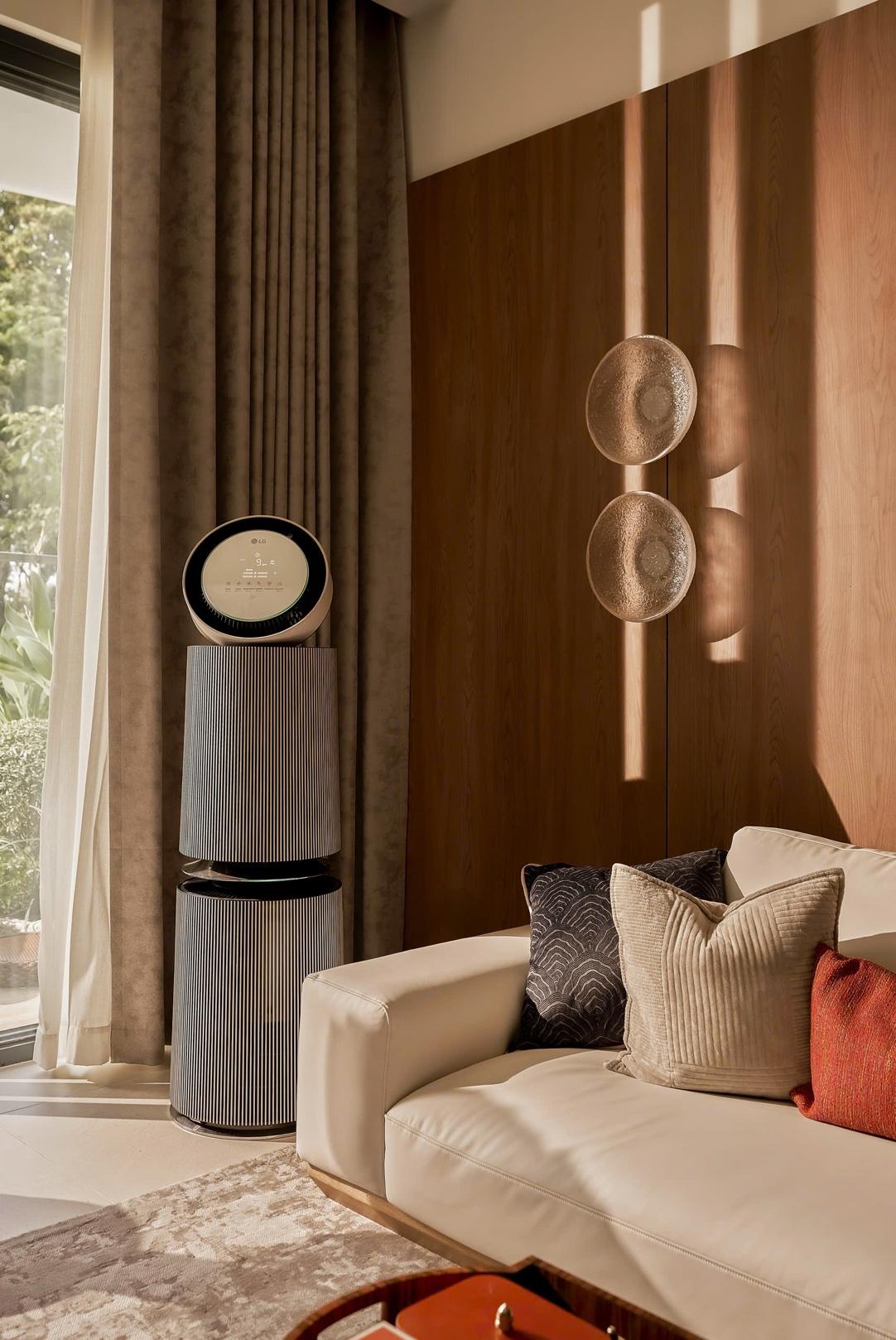 LG PuriCare 360 ° Alpha PET sở hữu kế đặc trưng 360° với kết cấu 2 tầng giúp hút và lọc khí từ mọi hướng.